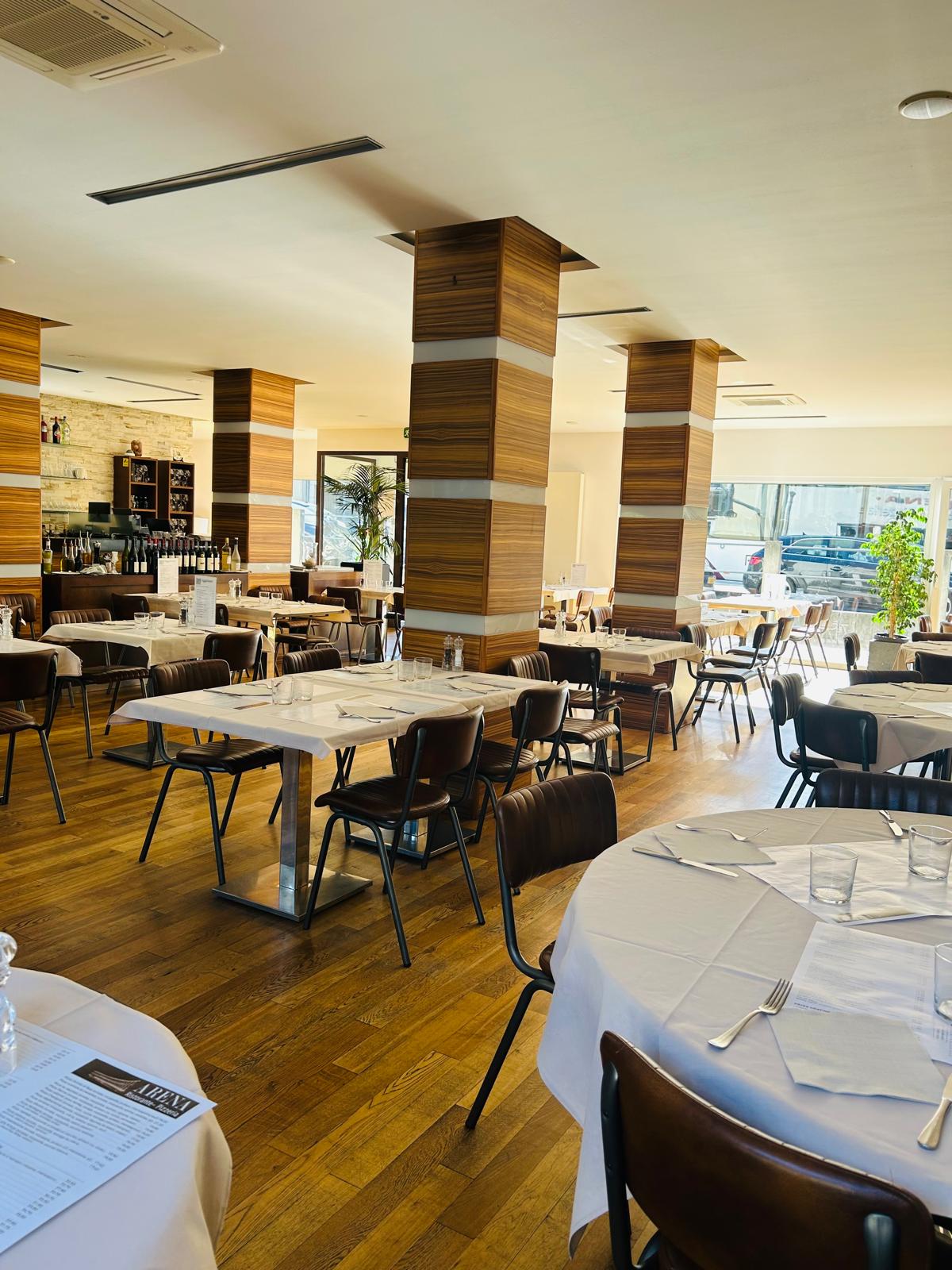 Ambiance chaleureuse du Restaurant Arena