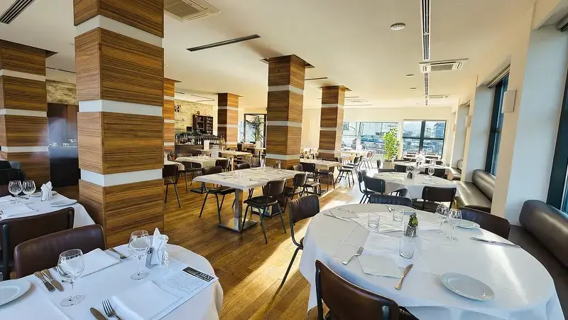 Ambiance chaleureuse du Restaurant Arena